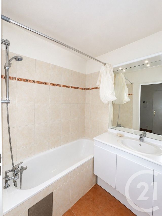 Appartement à vendre - 2 pièces - 56.21 m2 - MONTROUGE - 92 - ILE-DE-FRANCE - Century 21 Victor Hugo - Trocadéro