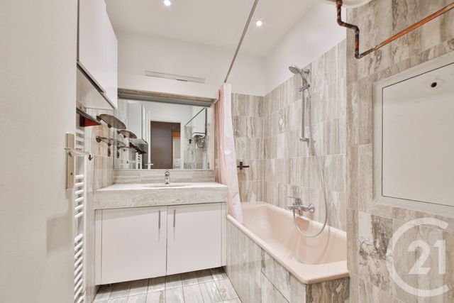 Appartement F2 à vendre - 2 pièces - 48.66 m2 - PARIS - 75116 - ILE-DE-FRANCE - Century 21 Victor Hugo - Trocadéro